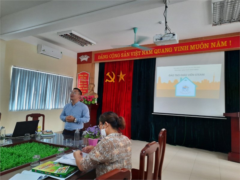Trường mầm non Bình Minh tổ chức tập huấn phương pháp giáo dục Steam cho toàn bộ giáo viên nhà trường.